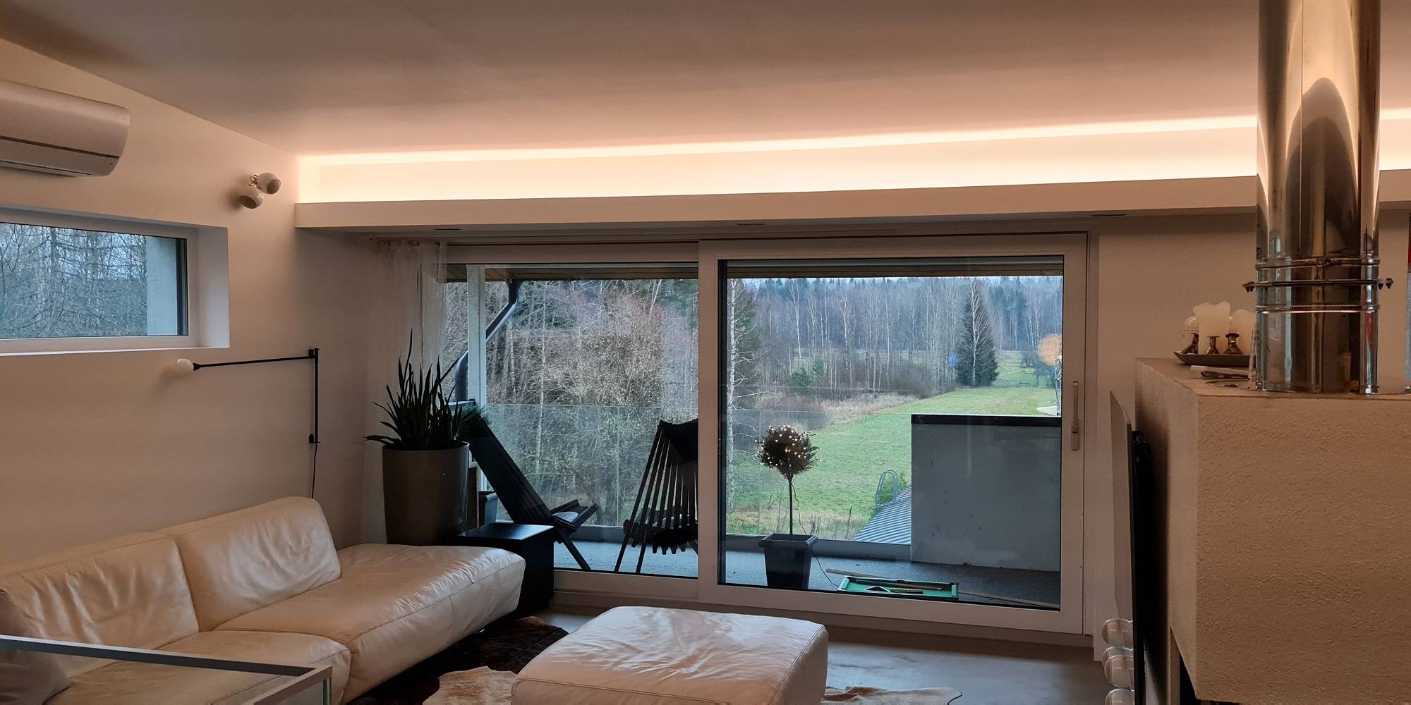 Ruban lumineux sur un plafond abaissé